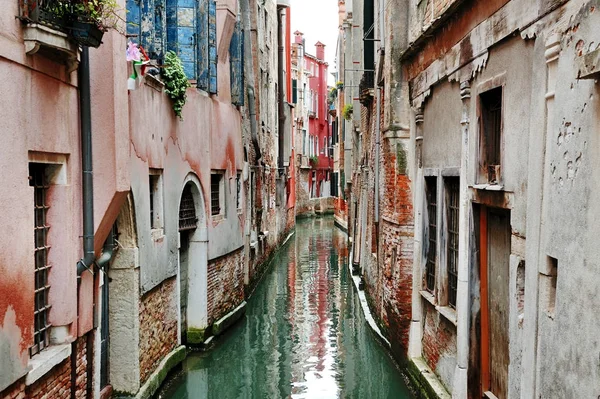 Venecia, Italia - pintoresca vista de un canal — Foto de Stock