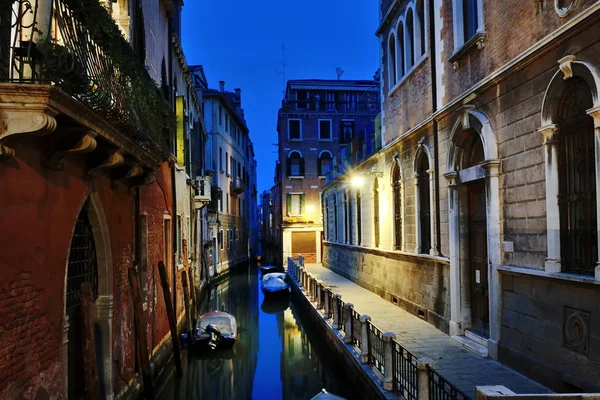 Velence éjjel - kilátás a csatornára, Venezia, Olaszország — Stock Fotó