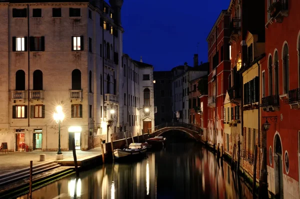 Venedik bölgesindeki gece - görünümü bir kanal, Venezia, İtalya