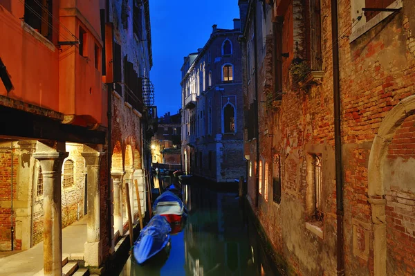 Éjszakai kilátás a csatorna és az épületek, Velence, Olaszország — Stock Fotó