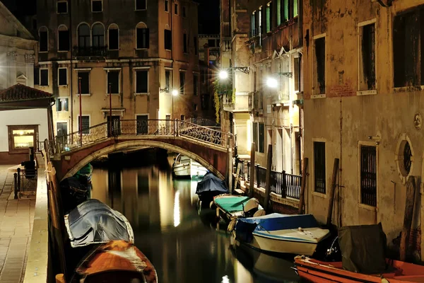 Nacht uitzicht op de Venetiaanse gracht, Venetië, Italië — Stockfoto