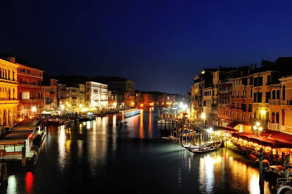Venetië canal Grande scenic nacht uitzicht, Italië — Stockfoto