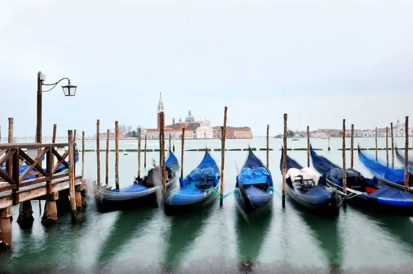 Venezia - veduta delle gondole e della laguna di Venezia — Foto Stock