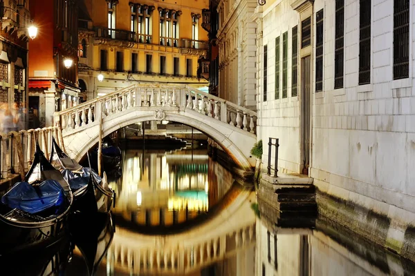 Venecia, Italia - vista panorámica del canal veneciano por la noche — Foto de Stock