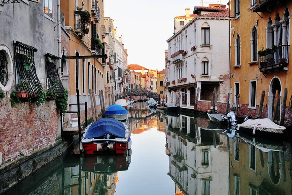 Veneza, Itália - vista panorâmica do canal veneziano — Fotografia de Stock