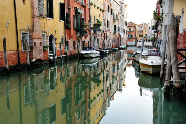Venice, Italië - schilderachtig uitzicht van Venetiaans kanaal — Stockfoto