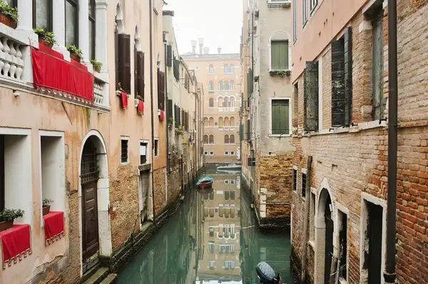 Vista pitoresca do canal veneziano, Veneza, Itália — Fotografia de Stock