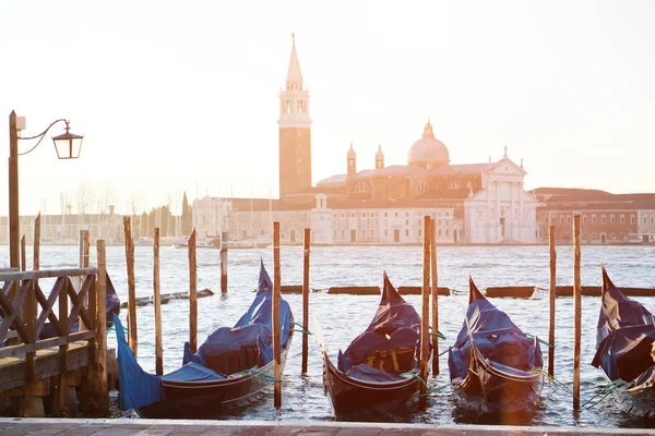 Venice, Italië - schilderachtig uitzicht op gondels en canal Grande — Stockfoto