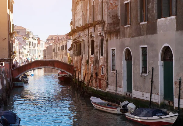 Venice, Italië - schilderachtig uitzicht van Venetiaans kanaal — Stockfoto