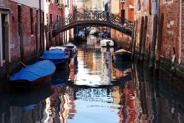 Venecia, Italia - vista panorámica del canal veneciano — Foto de Stock