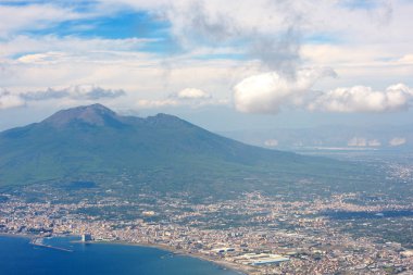Napoli Körfezi ve Vesuvius panoramik görünümünden Faito dağ