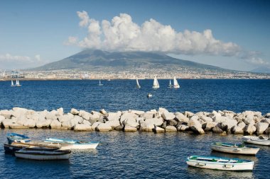 Deniz ve Napoli, İtalya, gemilerde arka plan volkan Vesuvius