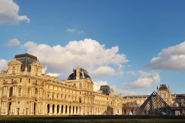 Paříž, Francie - pohled z muzea Louvre — Stock fotografie