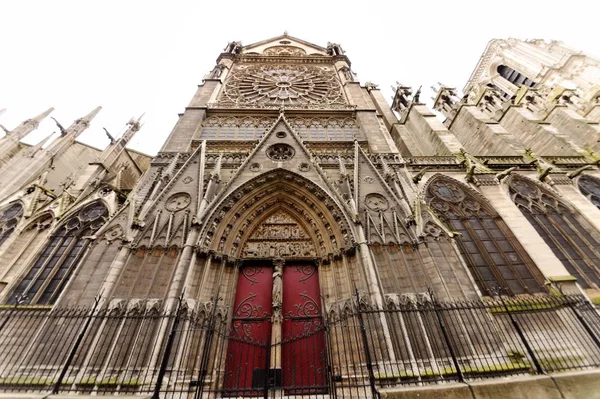 Facciata della cattedrale di Notre Dame, Parigi, Francia — Foto Stock
