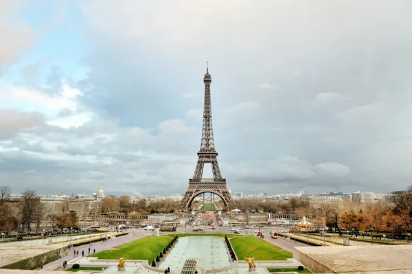 Torre Eiffel vista panorâmica em um dia nublado, Paris, França — Fotografia de Stock