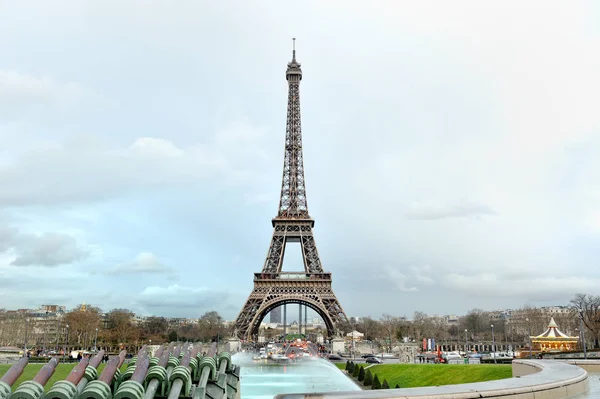 Eiffelova věž panoramatický pohled v zamračený den, Paříž, Francie — Stock fotografie