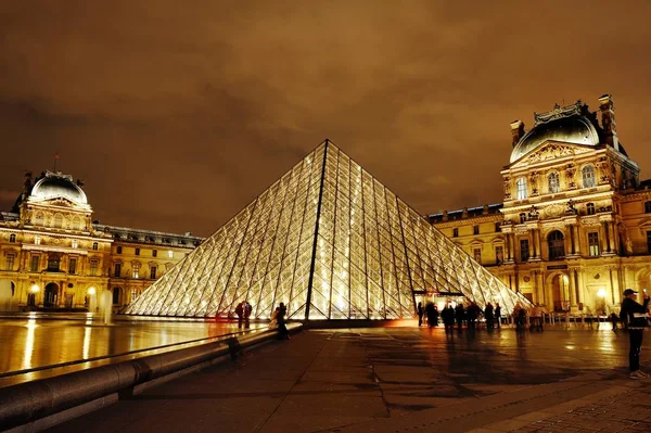 Muzeum Louvre a pyramidy v noci, Paříž, Francie — Stock fotografie