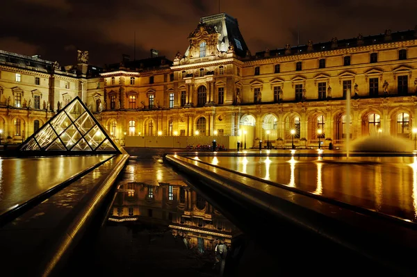 Muzeum Louvre a pyramidy v noci, Paříž, Francie — Stock fotografie