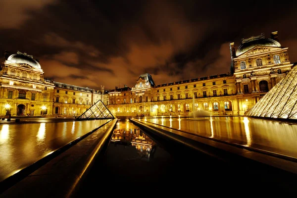 Museo del Louvre y vista nocturna de la pirámide, París, Francia — Foto de Stock