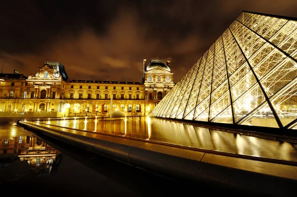 Muzeum Louvre a pyramidy noční pohled, Paříž, Francie — Stock fotografie