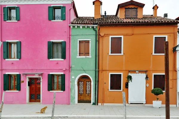 Veneza, Burano, Itália - edifícios coloridos característicos — Fotografia de Stock