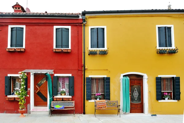 Benátky, Burano, Itálie - charakteristické červené a žluté budovy — Stock fotografie