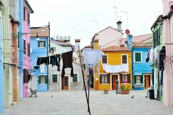 Barevné budovy v Burano, Benátky, Itálie — Stock fotografie