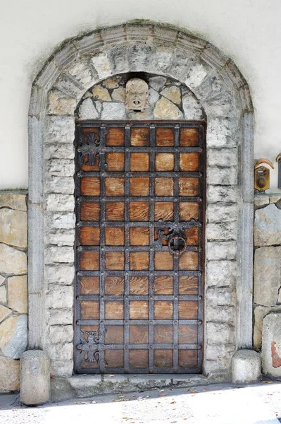 Характерный дверной проем здания в Позитано, побережье Амальфи — стоковое фото