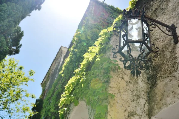 Позитано, побережье Амальфи, Италия - вид на лампу, растения и фасад здания — стоковое фото