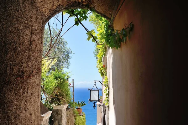 Charakterystyczne aleja w miejscowości Positano, wybrzeże Amalfi, Włochy — Zdjęcie stockowe