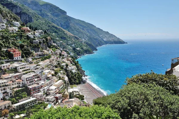 Positano vista panorâmica em um dia de verão, Costa Amalfitana, Itália — Fotografia de Stock