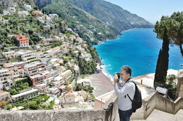 Turista con mochila tomando fotos en Positano, Costa Amalfitana, Italia —  Fotos de Stock