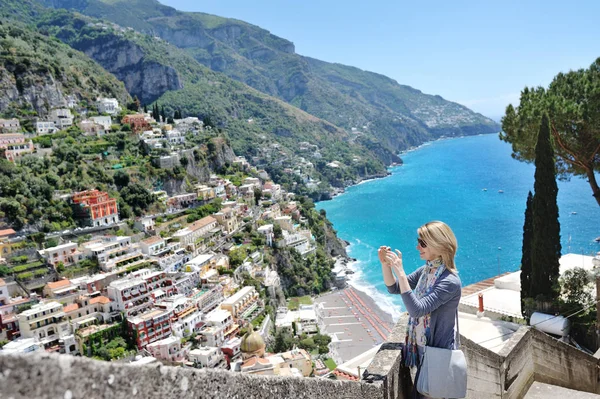 Turista tomando fotos con celular en Positano, Costa Amalfitana, Italia —  Fotos de Stock