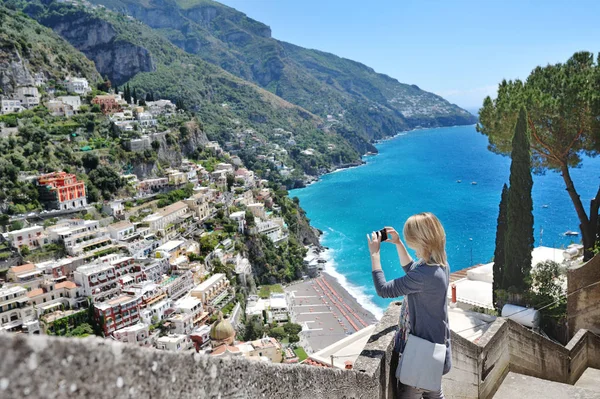 Positano, côte amalfitaine, Italie - femme prendre des photos avec téléphone portable — Photo