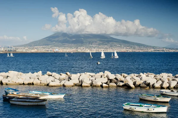 Meer und Boote in Neapel, Italien, auf dem Hintergrund Vulkan Vesuv — Stockfoto