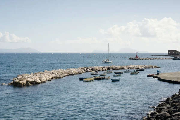 Mar, barcos e céu em Nápoles, Itália — Fotografia de Stock