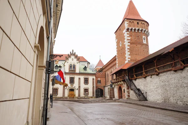 Krakau street, oude torengebouw en stadsmuren, Polen — Stockfoto