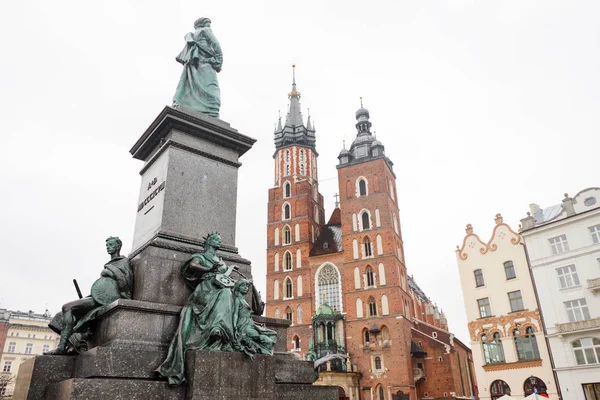 St Mary's basilica och Adam Mickiewicz-monumentet i torget i Kraków, Polen — Stockfoto