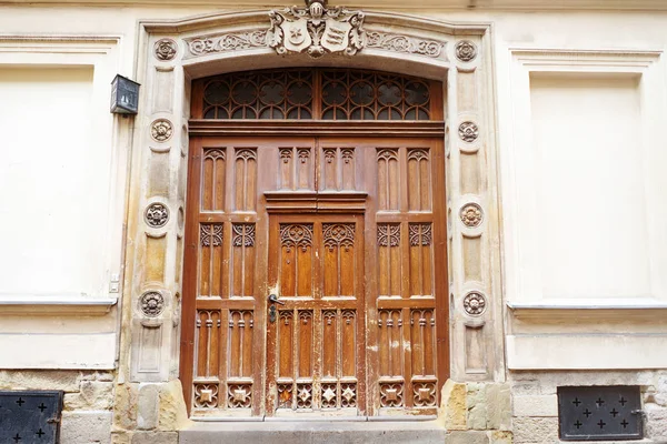 Ancient wooden door in Krakow — Stock Photo, Image