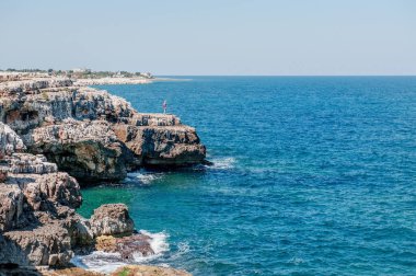 Polignano bir kısrak, Apulia, İtalya - deniz ve kıyı şeridi