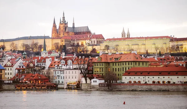 Prague, Tsjechië - uitzicht op het kasteel en de Vltava rivier — Stockfoto