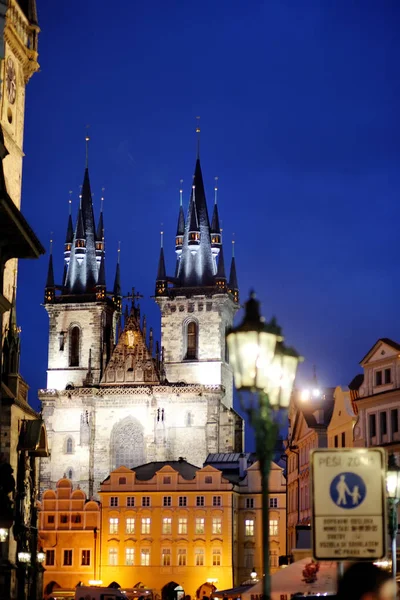 Iglesia de la Madre de Dios antes de Tyn vista nocturna en Praga, República Checa —  Fotos de Stock