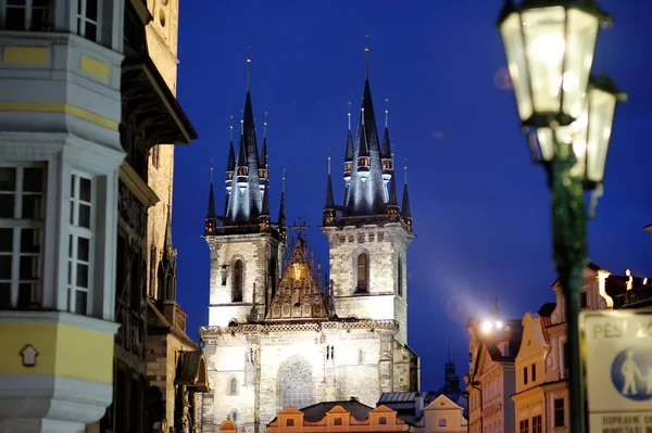 Tyn kerk nacht weergave in Praag, Tsjechië — Stockfoto
