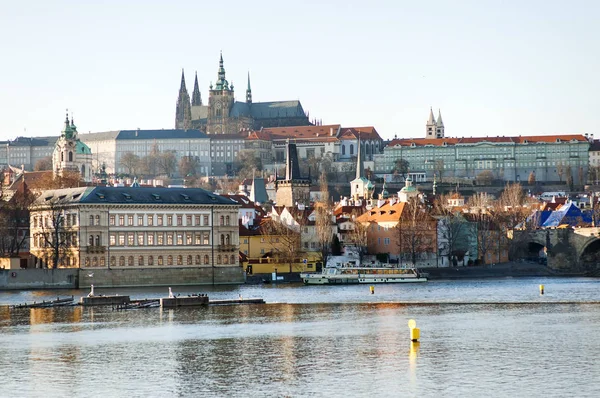 Praga, Czechy - panoramiczny widok rzeki Wełtawy i zamku — Zdjęcie stockowe