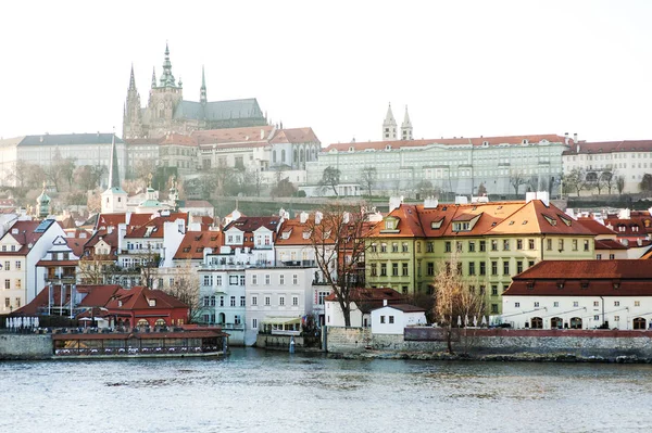 Praga, República Checa - vista del Castillo y del río Moldava —  Fotos de Stock