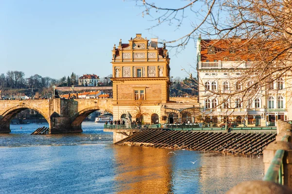 Praga, Czechy - widok na Wełtawę i budynków w pobliżu mostu Karola — Zdjęcie stockowe