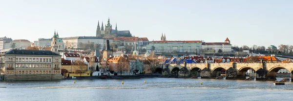 Praga, República Checa - vista del puente de Carlos, el castillo y el río Moldava —  Fotos de Stock