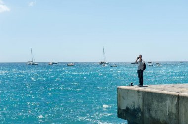 Mavi deniz, Positano, Amalfi coast, İtalya fotoğraf çekmek sırt çantası ile bir turist