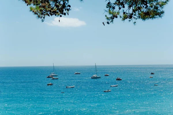 Красивый вид на голубое море Позитано в летний день, побережье Амальфи, Италия — стоковое фото
