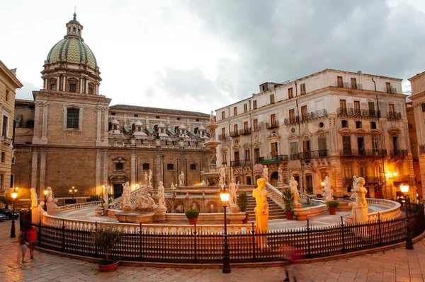 Fontana della vergogna sulla piazza barocca Pretoria, Palermo, Sicilia, Italia — Foto Stock